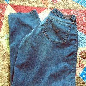 MUST HAVE  LEVI”S WOMEN SUPREME CURVE!!